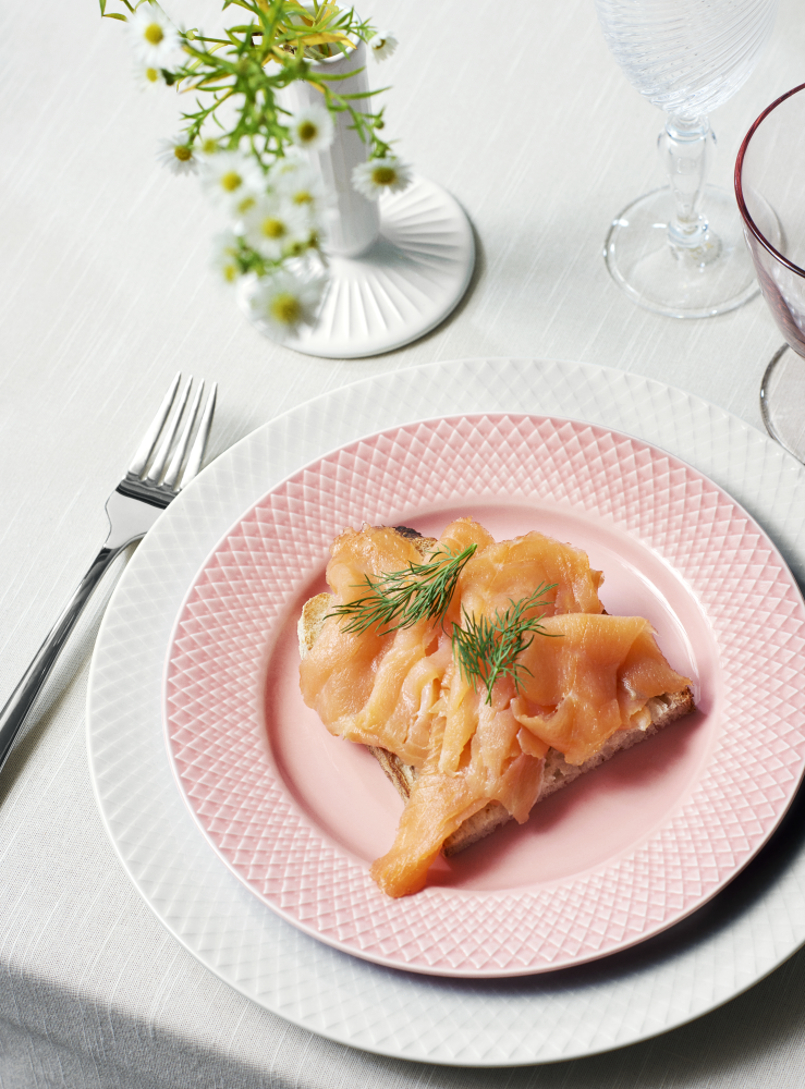 Lyngby Porcelæn Rhombe frokosttallerken, rosa - Ø: 21 cm. - Bahne